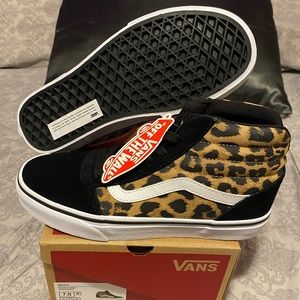Vans new in box. Fits women’s/ junior’s size 7.